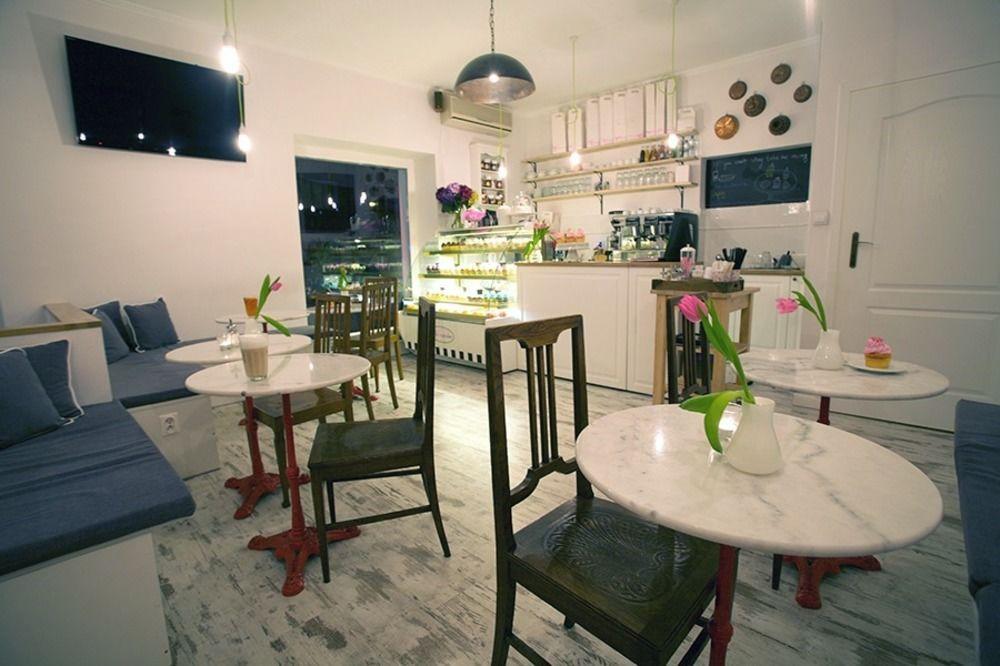 Adventura Hostel *